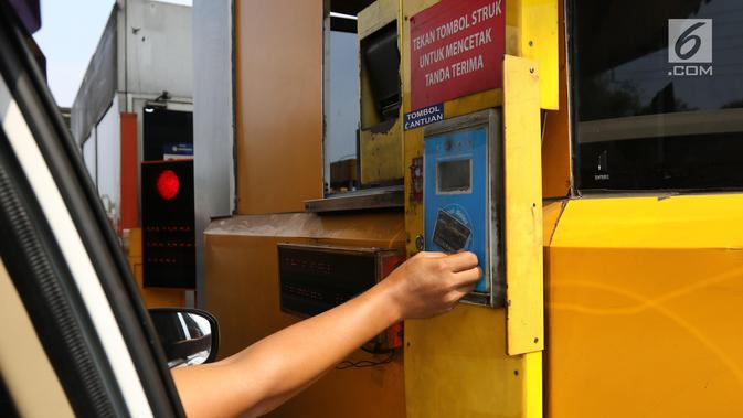 Pengendara melakukan transaksi nontunai menggunakan e-toll di gerbang tol ruas Tangerang, Banten, Rabu (17/7/2019). PT Jasa Marga (Persero) Tbk resmi menggandeng LinkAja untuk mendukung sistem penerapan transaksi nir sentuh atau Single Lane Free Flow (SLFF) di jalan tol. (Liputan6.com/Angga Yuniar)