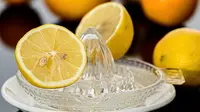 Lemon adalah buah yang kerap dimanfaatkan sebagai pengharum alami dan bahan pembersih paling fleksibel di rumah.