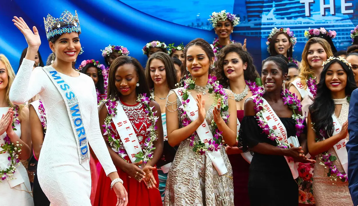 Miss World 2016 Stephanie Del Valle asal Puerto Rico menghadiri pembukaan Miss World ke-67 di Sanya, Provinsi Hainan, China, (7/11). Pawai ini membuka kontes kecantikan Miss World ke-67. (AFP Photo/Str/China Out)