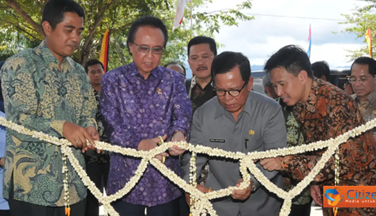 Citizen6, Padang: MKP  Sharif C. Sutardjo menggunting untaian melati pd peremian Loka Penelitian Sumber Daya dan Kerentanan Pesisir di PPS Bungus, Padang. (Pengirim: Efrimal Bahri)