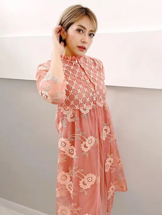 Lama tak terlihat, penampilan Yenny AFI sekarang terlihat begitu cantik dan memesona. (FOTO: instagram.com/yennysyen)