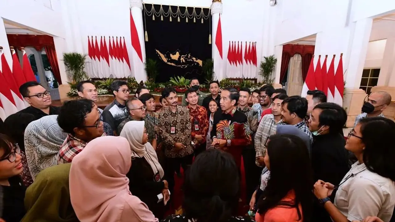 Jokowi Kenakan Batik Madura Jadi Sorotan Saat Makan Bareng Wartawan