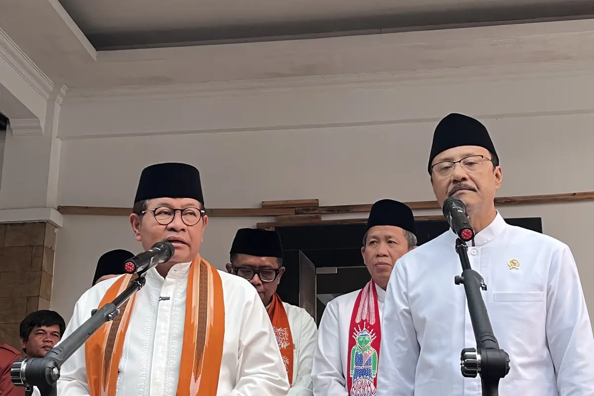 Gubernur DKI Jakarta Pramono Anung dan Menteri Sosial Saifullah Yusuf usai meninjau kegiatan belajar mengajar di Sekolah Rakyat Menengah Atas 10 Jakarta Selatan. (Liputan6.com/Winda Nelfira)