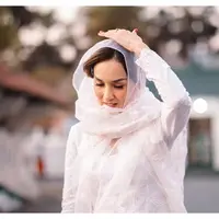 Artis rayakan Hari Kartini 2025 dengan kebaya. (sumber: Instagram/sarawijayanto)