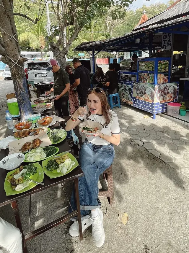 Momo Geisha makan lesehan di tepi pantai (Instagram/therealmomogeisha)