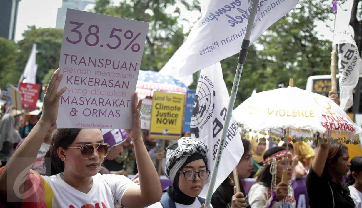 Sejumlah wanita membawa poster saat menggelar unjuk rasa dikawasan Patung Kuda, Jakarta, Rabu (8/3). Aksi tersebut dilakukan untuk memperingati hari perempuan Internasional yang jatuh pada hari Rabu tanggal 8 Maret 2017. (Liputan6.com/Faizal Fanani)