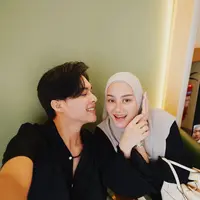 "Dulu, syarat aku waktu dia minta aku, aku bilang, aku nggak mau dipoligami," kata Dinda Hauw dilansir dari akun instagram @lambegosiip. [Instagram/rey_mbayang]