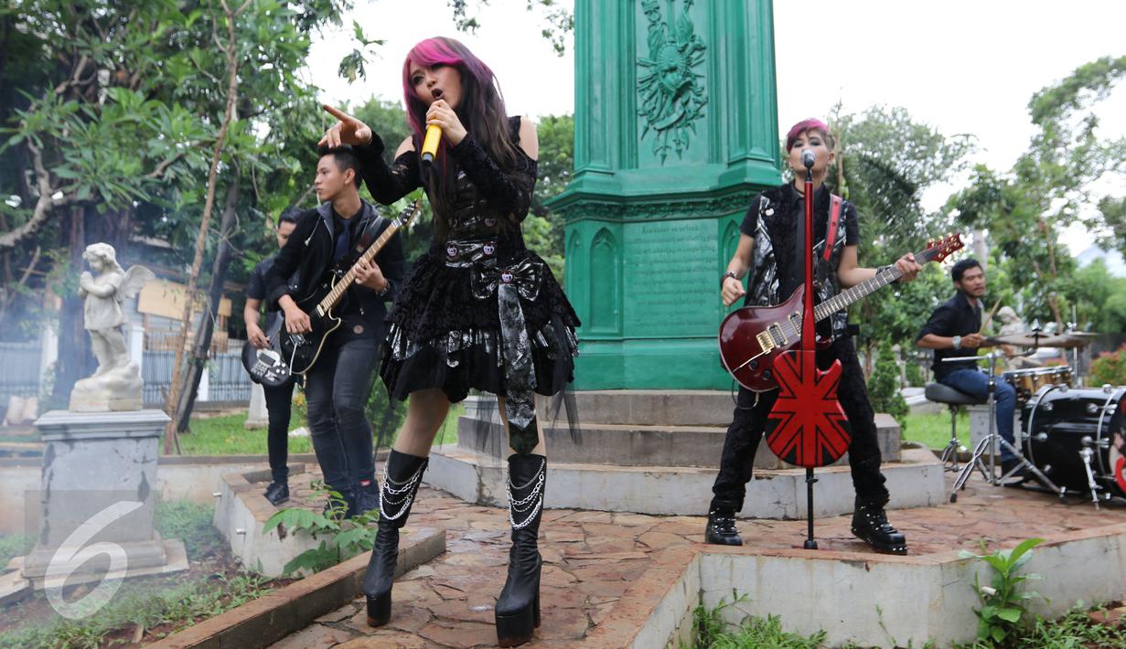 Salah satu adegan dari proses pembuatan video klip 'Bungkam' di Museum Taman Prasasti, Jakarta, Sabtu (23/1/2016). Nuansa gothic begitu kental di video klip 'Bungkam' ini. (Liputan6.com/Herman Zakharia)