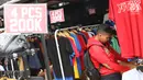 Pengunjung memilih busana yang ditawarkan pada gelaran Jakcloth Year End Sale di Parkir Timur Senayan, Jakarta, Sabtu (22/12). 380 tenant yang menawarkan beragam busana yang rata-rata menyasar pembeli berusia remaja. (Liputan6.com/Helmi Fithriansyah)