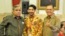 Aktor senior Slamet Rahardjo, Reza Rahardian dan Roy Marten berfoto bersama disela peringatan Hari Film Nasional ke-65 di Istana Negara, Jakarta, Senin (30/3/2015). (Liputan6.com/Faizal Fanani)