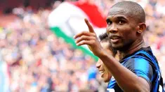Striker Inter Milan Samuel Eto'o merayakan golnya ke gawang Lazio yang ditekuk 2-1 pada lanjutan Serie A di Stadio Giuseppe Meazza, 23 April 2011. AFP PHOTO/GIUSEPPE CACACE