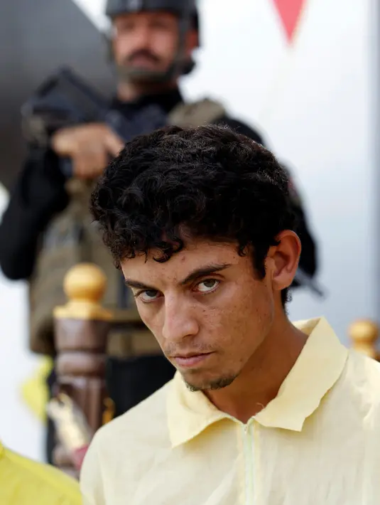 Seorang pria yang diduga sebagai militan ISIS saat dihadirkan dalam rilis media yang digelar militer Irak di Baghdad, (7/9). Militan ISIS ditangkap hidup-hidup oleh Militer Irak. (REUTERS/Khalid al Mousily)