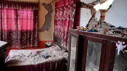 Kondisi sebuah ruangan yang rusak akibat gempa berkekuatan 8,2 SR di negara bagian Oaxaca, Meksiko (8/9). Sedangkan Data Pusat Penanganan Bencana Nasional menyebutkan korban meninggal dunia telah mencapai 61 orang. (AFP Photo/Ronaldo Schemidt)