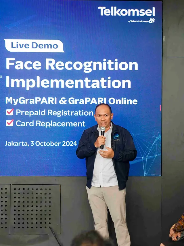 Telkomsel melakukan uji coba registrasi kartu prabayar menggunakan metode biometrik pengenalan wajah untuk meningkatkan keamanan.  (Foto: Corpcomm Telkomsel)