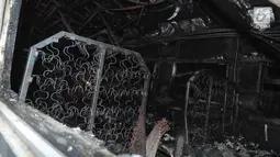 Kondisi bagian dalam dari gerbong kereta api yang terbakar usai terjadi tabrakan dengan mobil di perlintasan Kramat, Senen, Jakarta, Selasa (13/6). Peristiwa tabrakan tersebut terjadi sekitar pukul 17.08 WIB. (Liputan6.com/Helmi Afandi)