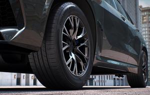 Pengguna SUV perlu memberi perhatian lebih terhadap kondisi ban, terutama saat menghadapi cuaca panas ekstrem di musim kemarau. (ist)