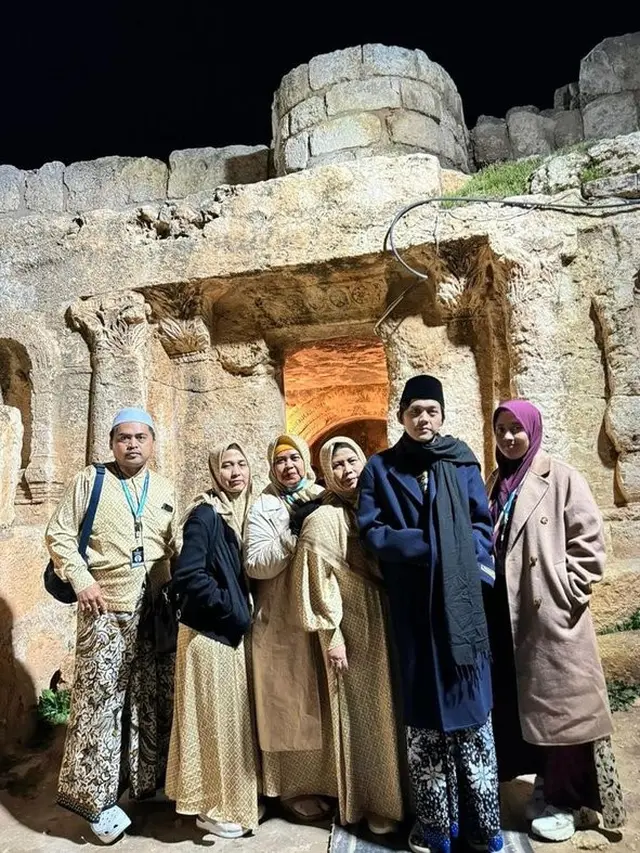 5 Potret Gus Iqdam dan Ning Nila di Yordania, Momen Romantis di Depan Gua Ashabul Kahfi Jadi Sorotan