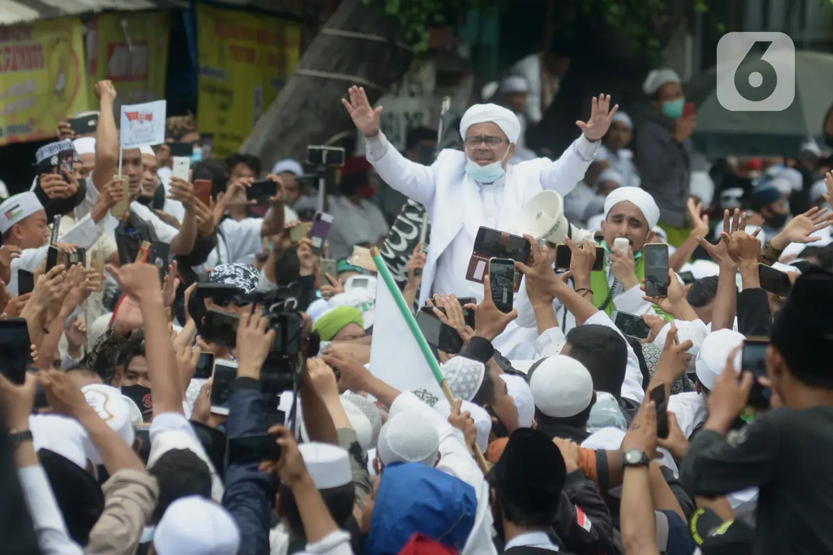 FOTO: Tiba di Petamburan, Rizieq Shihab Disambut Massa Pendukung