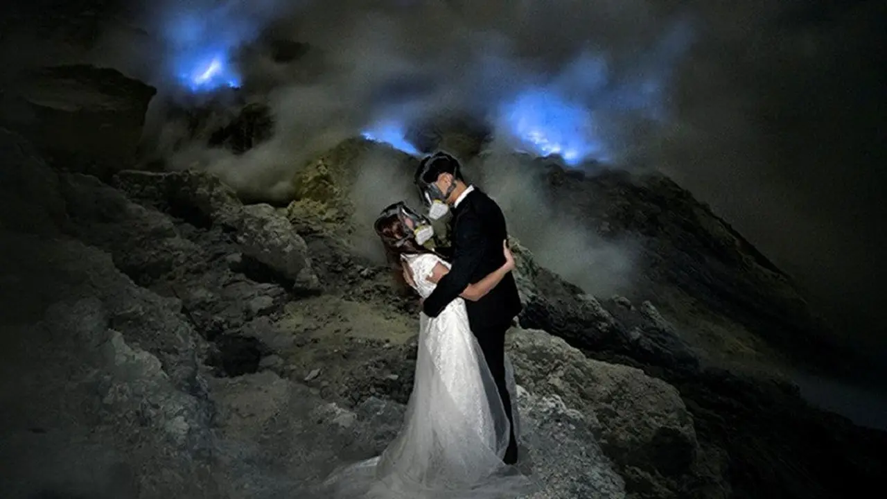 Menantang Maut, Pasangan Ini Nekat Prewedding di Kawah Ijen