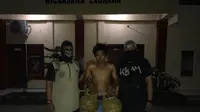 Polisi Bertopeng di Makassar berhasil menangkap spesialis garong tabung gas 3 kg (Liputan6.com/ Eka Hakim)