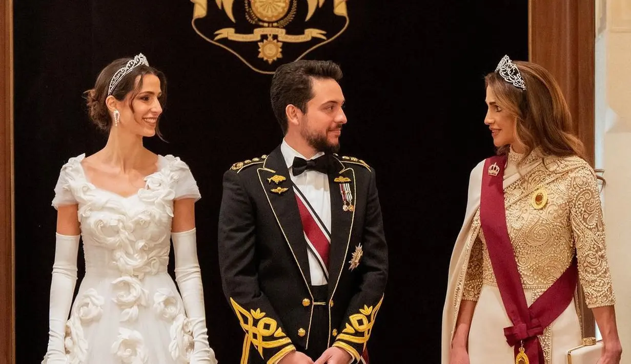 Rambutnya disanggul sederhana, dipermanis dengan tiara rancangan Yan Sicard dari Fred Jewelry.   [Foto: IG/queenrania/beautyinsideout.v].