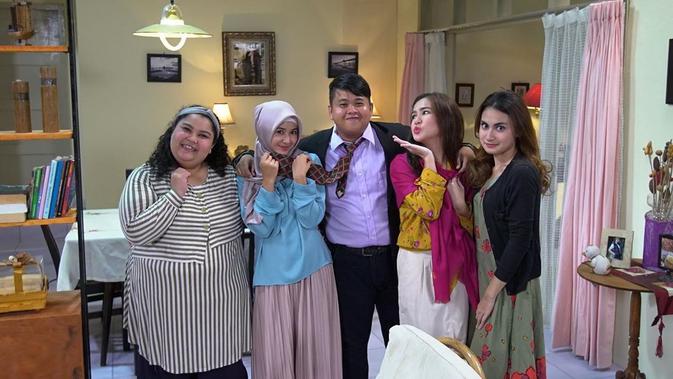 Lolox bersama para pemeran Insya Allah Surga. (Sumber: Instagram/@silolox).