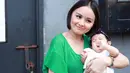 "Kalau malam babynya juga udah pinter. Tidurnya lama, udah 6 jam. Kalau udah boboin jam 9 bangunnya subuh lalu susuin lagi tidur lagi sampai pagi," tandas Joanna Alexandra. (Deki Prayoga/Bintang.com)