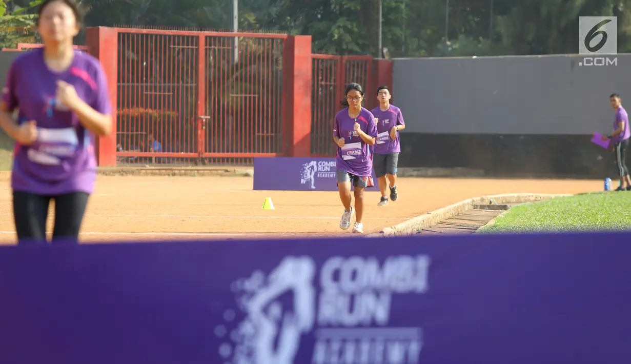 Peserta berlari mengelilingi lapangan dalam Coaching Clinic di Stadion Soemantri Brodjonegoro, Jakarta, Sabtu (28/7). Kegiatan ini diikuti siswa SMA dan guru dalam Combi Run Academy. (Liputan6.com/Fery Pradolo)