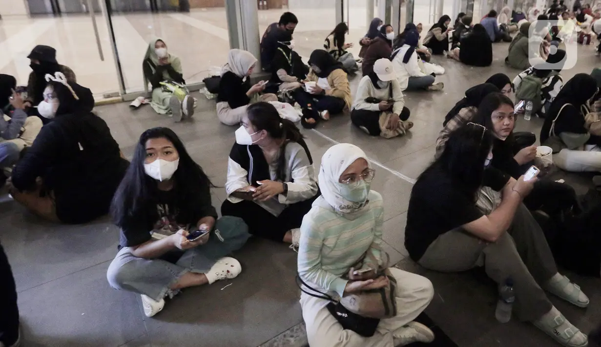 Penggemar NCT 127, NCTzen menunggu grup idolanya tampil dalam tur konser dunia kedua bertajuk "NEO City: Jakarta - THE LINK" di ICE BSD City, Tangerang, Banten, Jumat (4/11/2022). Konser dimulai tepat pukul 19.00 WIB dan dibuka dengan lagu 'Indonesia Raya'. (Liputan6.com/Johan Tallo)