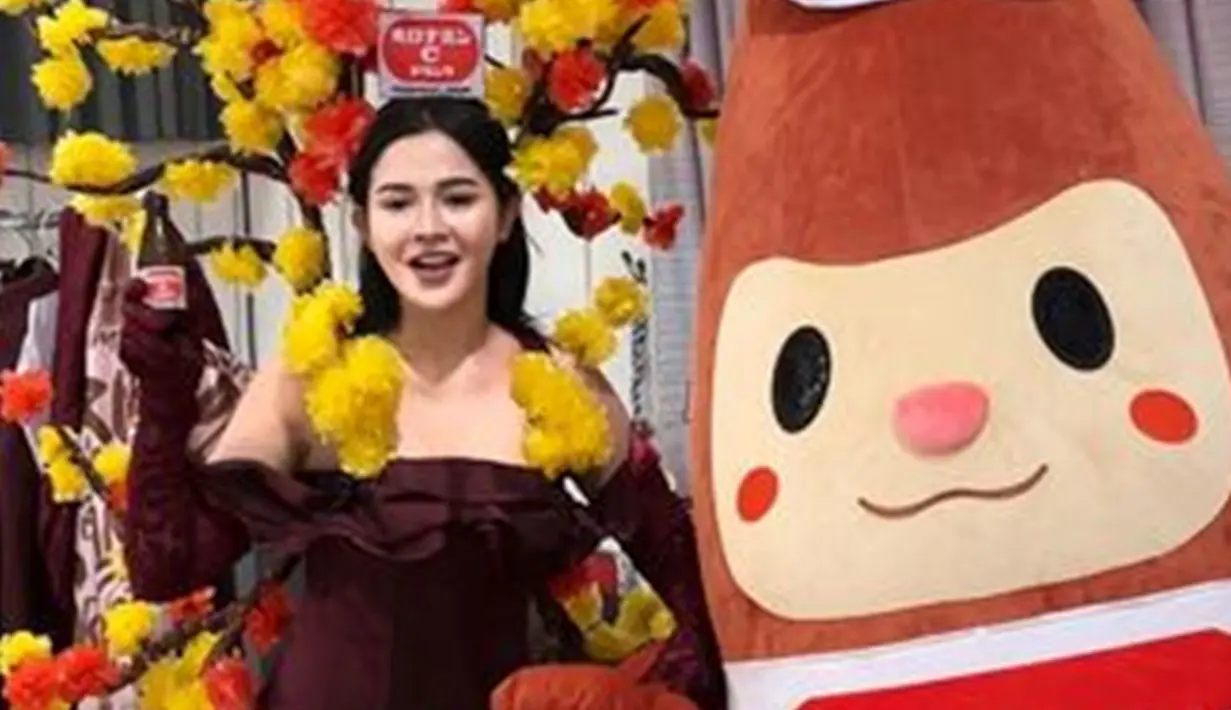 Penampilan Bella ini pun mencuri perhatian. JFC 2024 ini menjadi penampilan pertamanya melenggang di runway setelah menikah dan melahirkan. Ibu satu anak itu tampil begitu prima dan penuh pesona. Tak heran, wanita 25 tahun itu memang sudah punya basic modelling sejak remaja. (Liputan6.com/IG/@bellabonita_r.a)