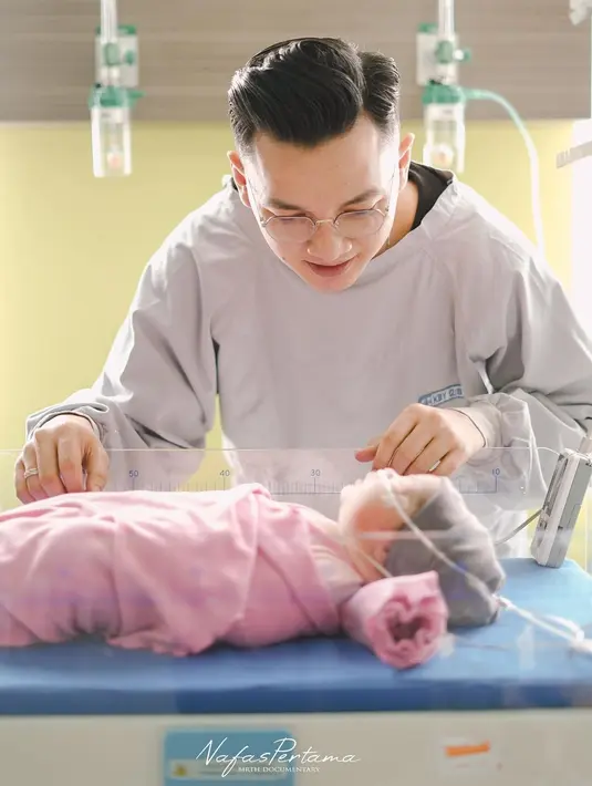 "Puji Syukur telah lahir anak kami yang ke-2 pada hari Kamis, 23-03-2023 pukul 09.07 WIB secara normal di @rs.jihsolo," tulis Nella. [Instagram/nellakharisma]