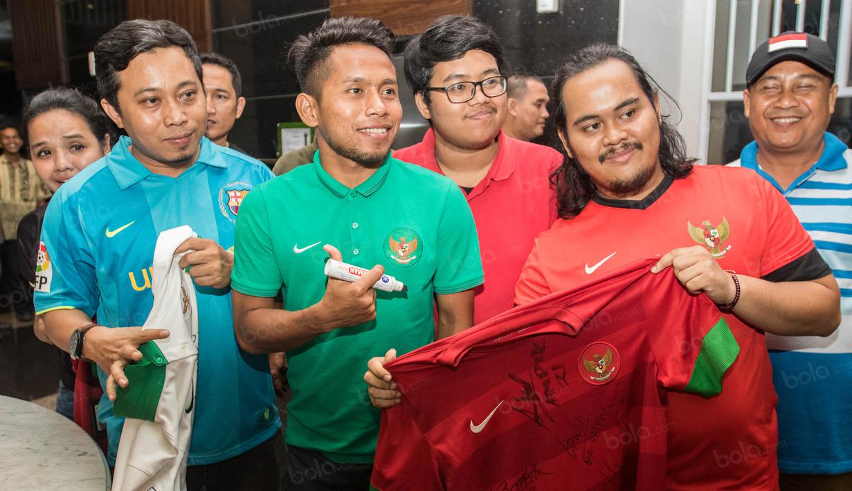 Gelandang Timnas Indonesia, Andik Vermansah, dengan ramah foto-foto bersama fans saat berada di Hotel Lor In, Jawa Barat, Jumat (2/12/2016). Keramahan Lilipaly membuat fans sukacita. (Bola.com/Vitalis Yogi Trisna)
