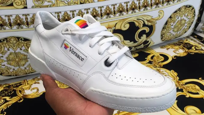 Versace hadirkan sneakers berlogo Apple versi lawas