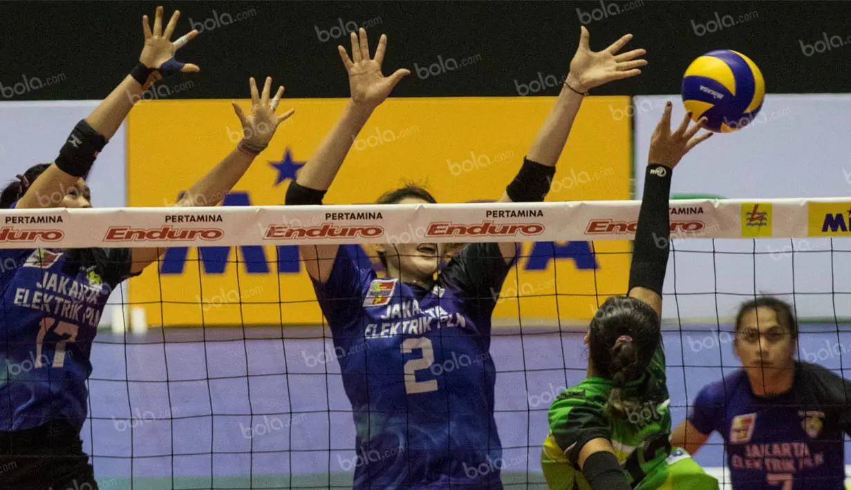 Pevoli Jakarta Elektrik PLN, Wang Yi Mei, melakukan blocking saat melawan Gresik Petrokimia. Hasil itu memastikan langkah Jakarta Elektrik PLN ke final Proliga 2016. (Bola.com/Vitalis Yogi Trisna)