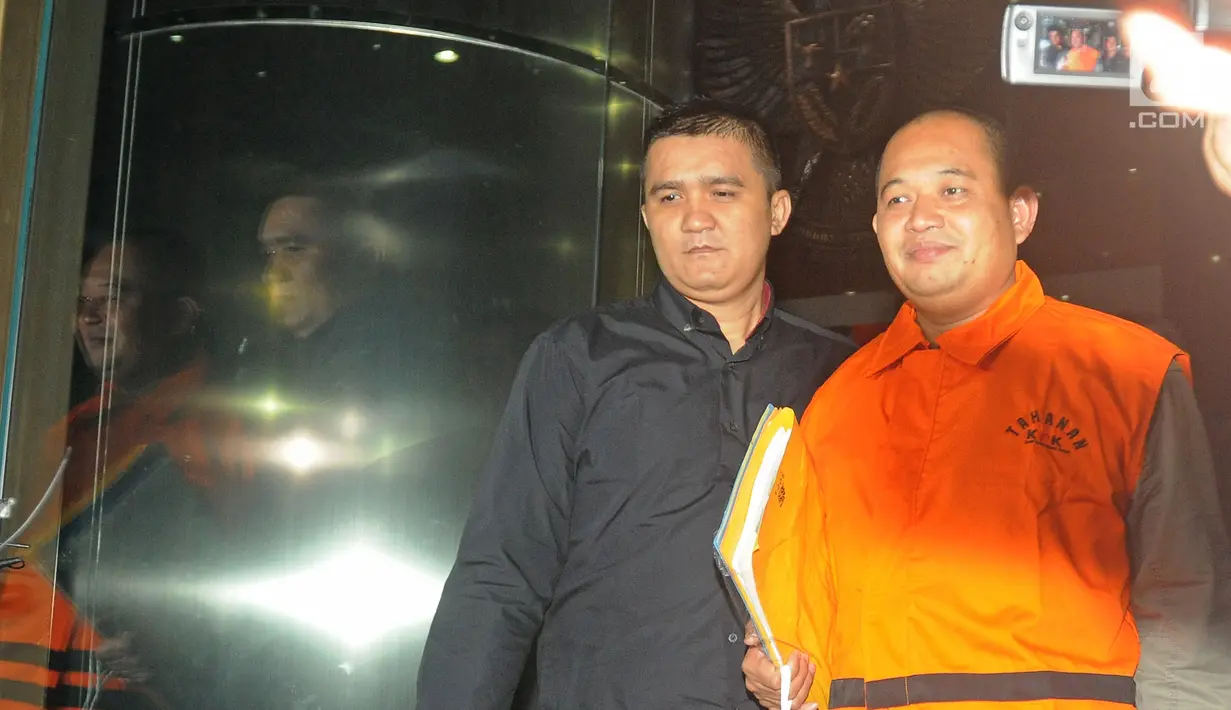 Miftahhudi, pengusaha terduga menyuap Bupati Subang Imas Aryumningsih, seusai menjalani pemeriksaan di Gedung KPK, Jakarta, Kamis (15/2). Miftahhudin diduga memberikan suap terkait pengurusan perizinan usaha di Pemkab Subang (Liputan6.com/Herman Zakharia)