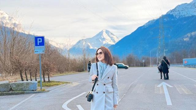 Potret Adu Gaya Musim Dingin artis liburan di Eropa