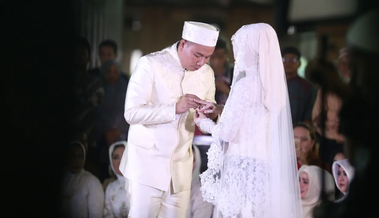 "Iya. Enggak ngutang, tapi ya seperti itulah. Itu ya," jawab Edi Hermanto tidak tegas. Menurutnya, sebagai bentuk melunasi bisa dilanjutkan lagi membacanya setelah acara. (Nurwahyunan/Bintang.com)