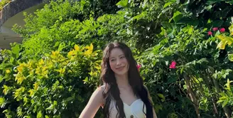 Lim Ji Yeon membagikan beberapa foto ootd saat berada di Bali. Ia tampil dengan setelan warna putih dari atasan bustier berkancing depan dipadukan celana pendek. [@limjjy2]