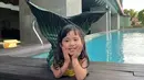 Tampaknya ia mewarisi bakat sang ibu di depan kamera. Chava merebut hati netter saat menjadi mermaid. [Instagram @rachelvennya]