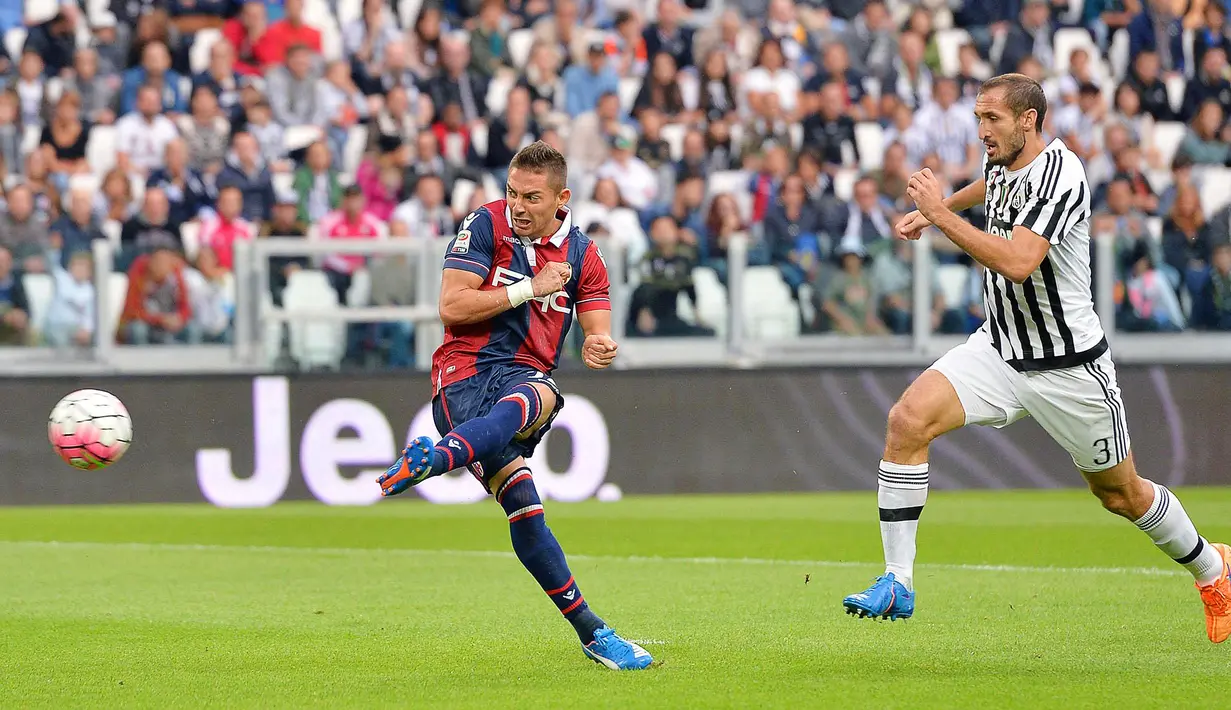 Pemain Bologna Anthony Mounier (kiri) mencetak gol ke gawang Juventus dalam lanjutan Liga Italia Seri A di Juventus Stadium, Turin, Minggu (04/10/2015).Juventus menang 3-1.  (EPA/Di Marco)