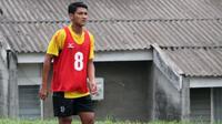 Manda Cingi ingin meraih gelar juara Liga 2 2018 bersama Semen Padang. (Bola.com/Arya Sikumbang)