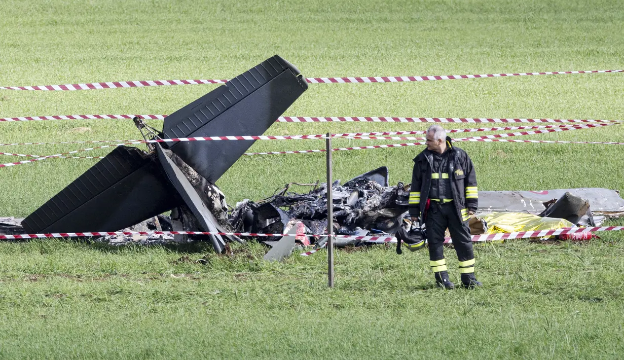 Bangkai pesawat U-208 Angkatan Udara Italia terlihat di darat setelah bertabrakan dengan pesawat lain selama sesi latihan di Guidonia, sekitar 30 km selatan Roma, Selasa (7/3/2023). Kedua pilot tewas dalam kecelakaan tersebut. (MASSIMO PERCOSSI / ANSA / AFP)