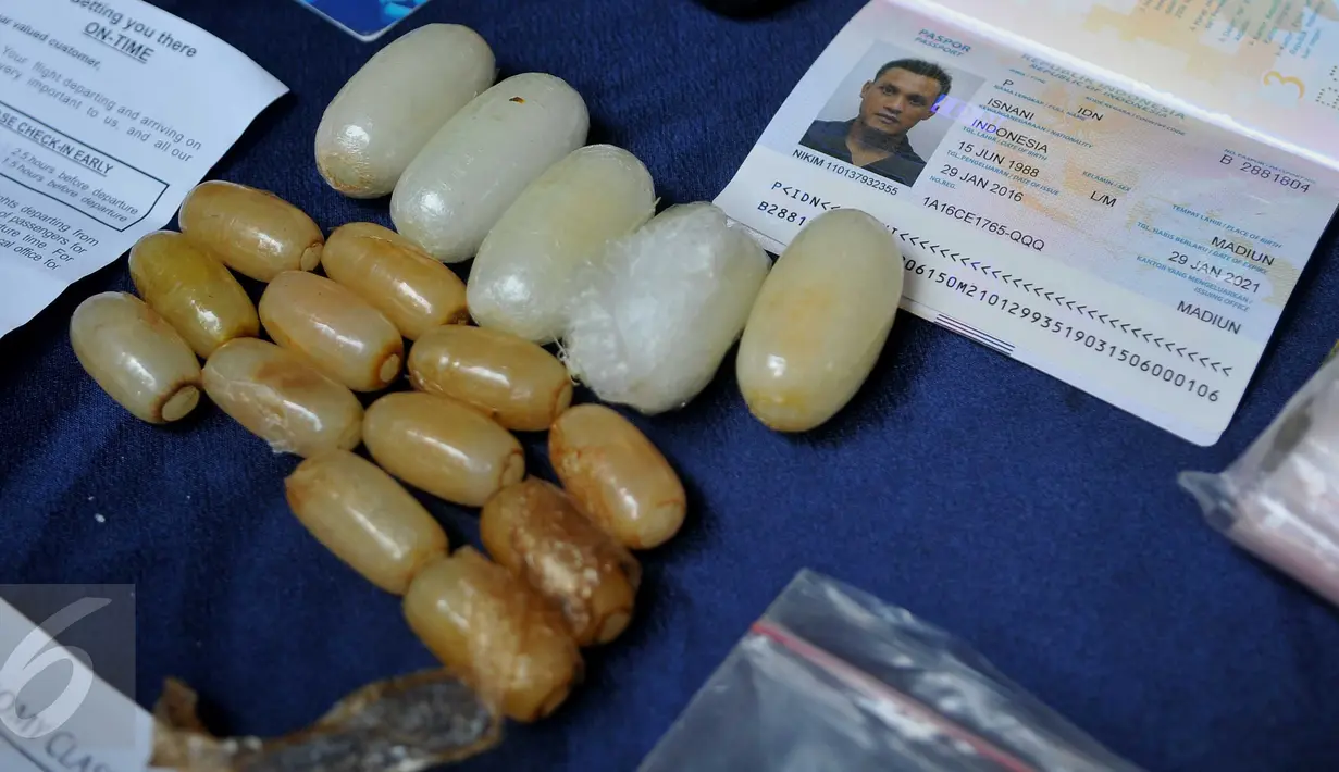 Barang bukti dan identitas tersangka penyelundupan Narkoba Jenis Kristal Shabu berinisial INN, Polsek Penjaringan, Jakarta, (28/3). Pria ini ditangkap setelah menyelundupkan narkoba jenis shabu yang dikemas dalam 17 kapsul. (Liputan6.com/Gempur M Surya)