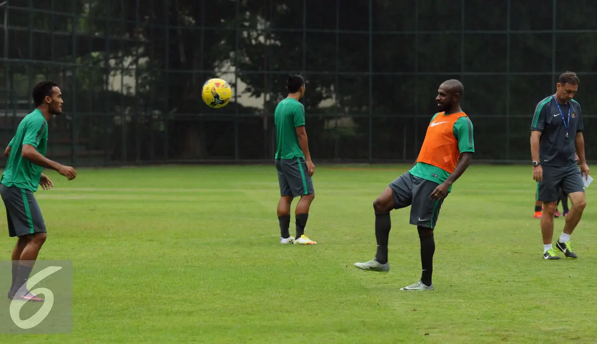 Pemain Timnas Indonesia, Boaz Salossa (ketiga kiri) memainkan bola saat latihan di SPH Karawaci, Tangerang, Selasa (15/11). Jelang berlaga di Piala AFF 2016, Timnas Indonesia fokus berlatih peluang bola mati. (Liputan6.com/Helmi Fithriansyah)