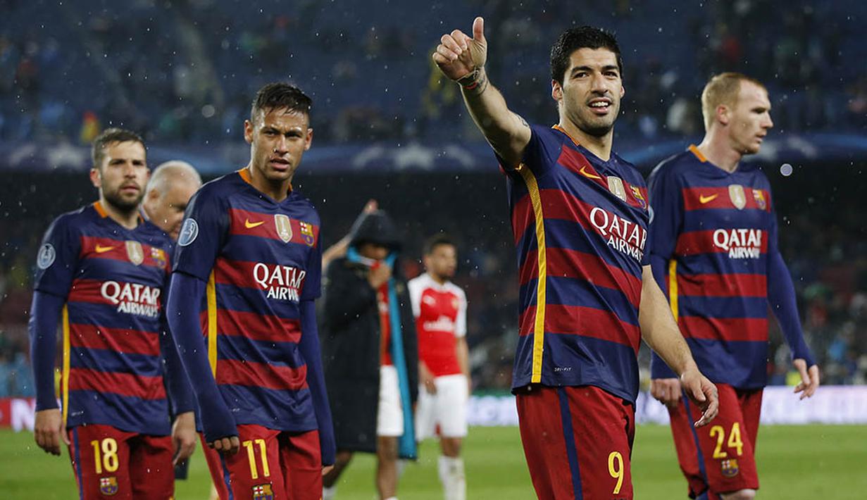 Penyerang Barcelona, Luis Suarez, menyapa fans usai membawa Barcelona menang 3-1 atas Arsenal pada laga leg kedua babak 16 besar Liga Champions di Stadion Camp Nou, Kamis (16/3/2016) dini hari WIB. (Action Images via Reuters/Carl Recine)