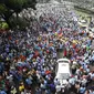 Ribuan sopir menghadang pengemudi taksi yang masih beroperasi saat aksi longmarch dari Balai Kota menuju Istana Merdeka, Jakarta, Senin (14/3). Mereka melakukan aksi protes menuntut penertiban transportasi berbasis online. (Liputan6.com/Immanuel Antonius)