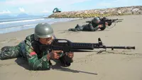 Pasukan Komando TNI beraksi menggunakan senjata saat latihan anti-teror di Pantai Kajhu, Banda Aceh, (22/11). (AFP PHOTO/Chaideer Mahyuddin)