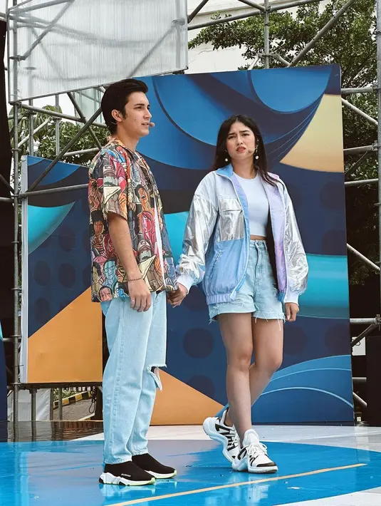 Kali ini, Ochi Rosdiana dan Junior Roberts kompak dengan outfit streetstyle di atas panggung [instagram/ochi24]