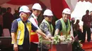 Presiden Joko Widodo atau Jokowi (kedua kiri) meresmikan pembukaan percepatan sertifikasi tenaga kerja konstruksi serentak di seluruh wilayah Indonesia 2017 di Stadion Utama Gelora Bung Karno (GBK), Jakarta, Kamis (19/10). (Liputan6.com/Angga Yuniar)