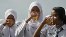 <p>Sejumlah pelajar saat minum jamu bersama di Alun-Alun Satya Negara Sukoharjo, Jawa Tengah, Rabu (1/4/2015). Kegiatan tersebut dalam rangka pelestarian jamu ke masyarakat nasional maupun internasional. (Liputan6.com/Johan Tallo)</p>